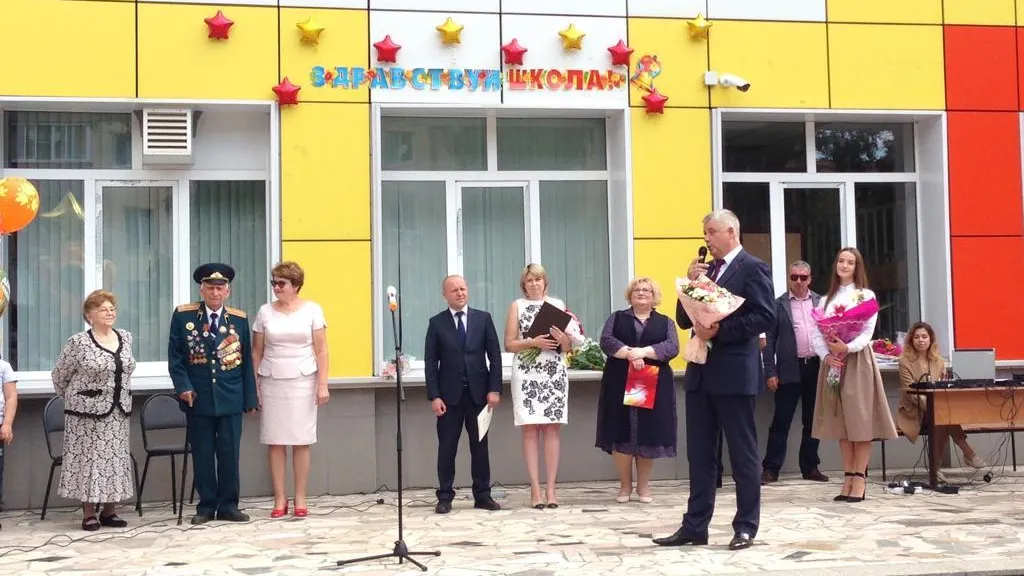 Ветерана ВОВ поздравили с 98‑летием на праздничной линейке в школе Балашихи