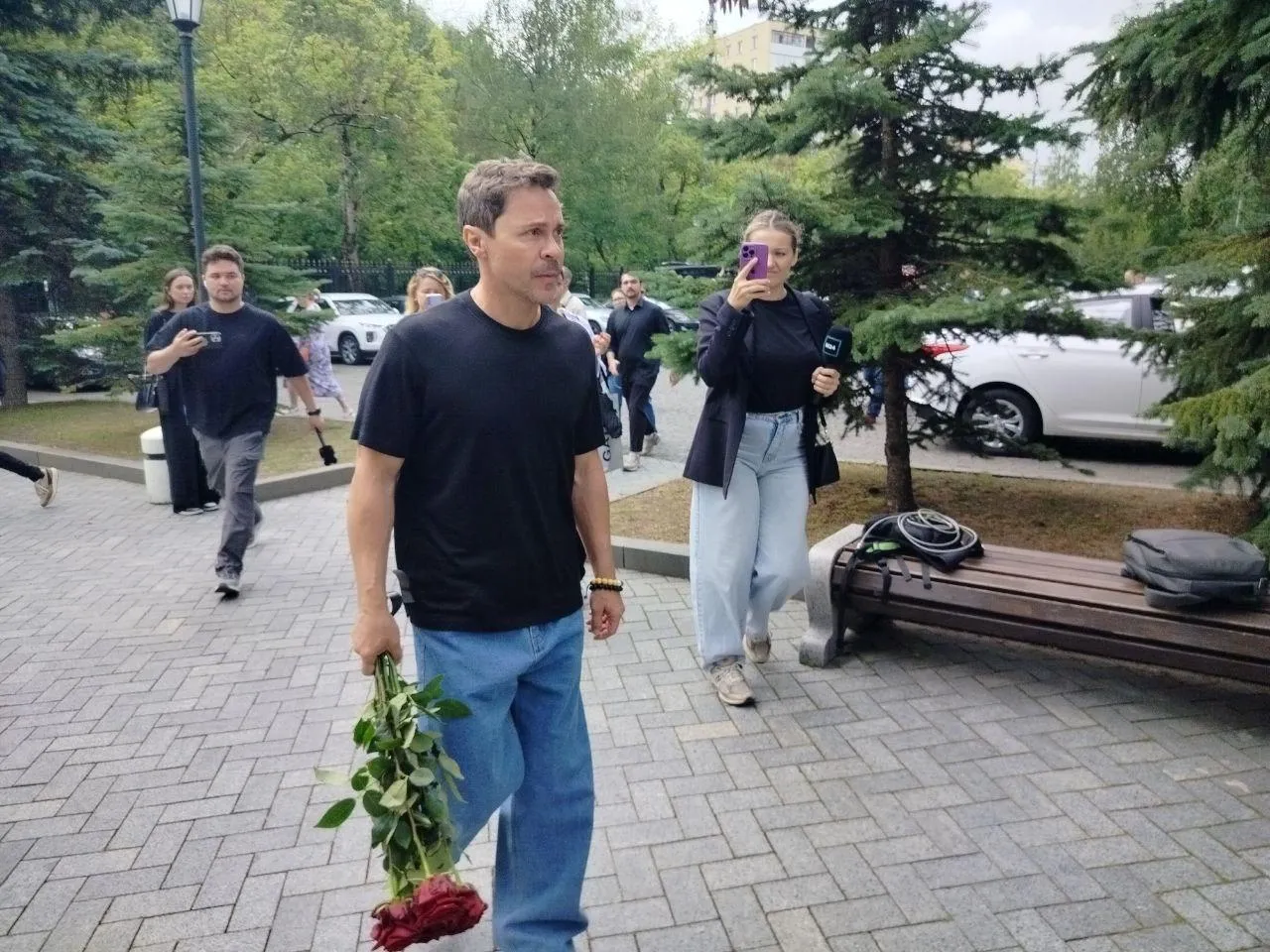 Павел Деревянко на церемонии прощания с режиссером и актером Юрием Морозом.