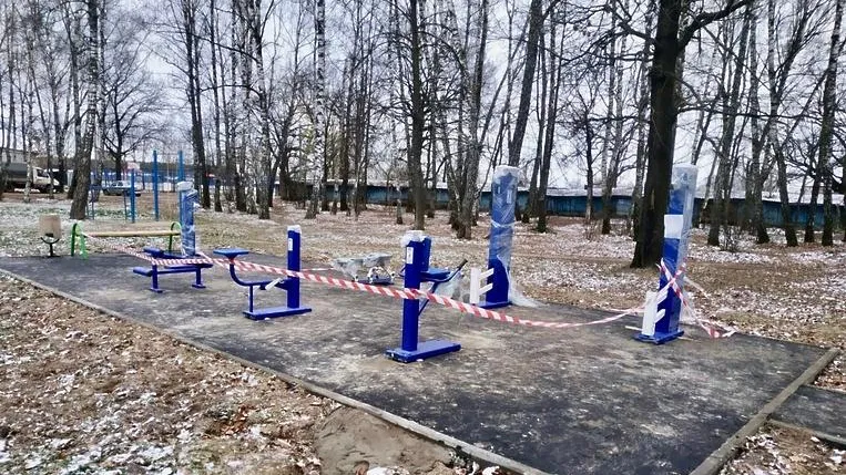Подрядчик установил площадку с тренажерами на Школьной улице в Подольске