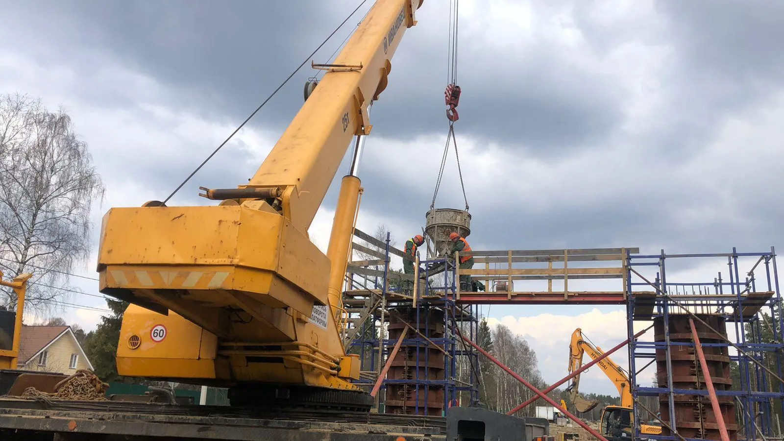 Устройство опор путепровода в округе Красногорск выполнено на 35%