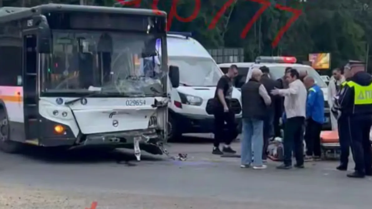 В Бронницах «Жигули» столкнулись с автобусом и превратились в «мясо»