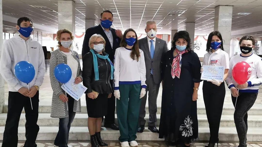 Депутаты Подольска вручили подарки ко Дню защиты детей 12 волонтерам округа