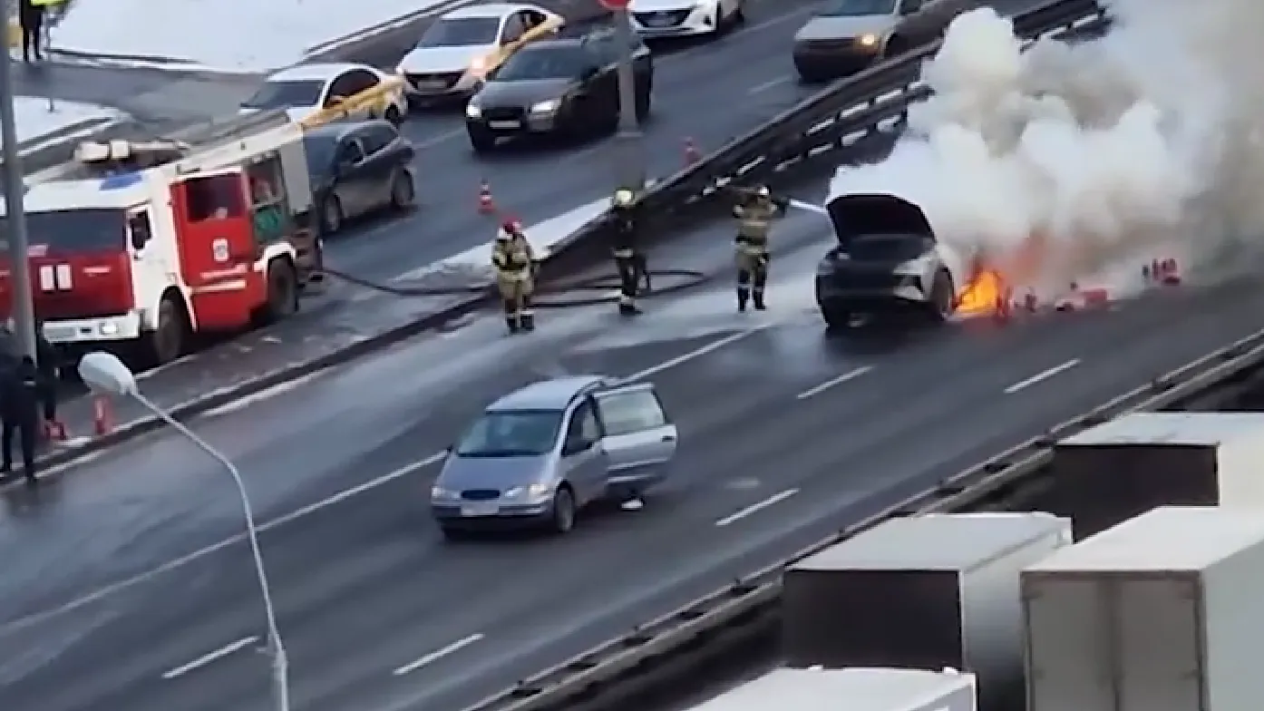 Легковой автомобиль загорелся на Ярославском шоссе в Москве