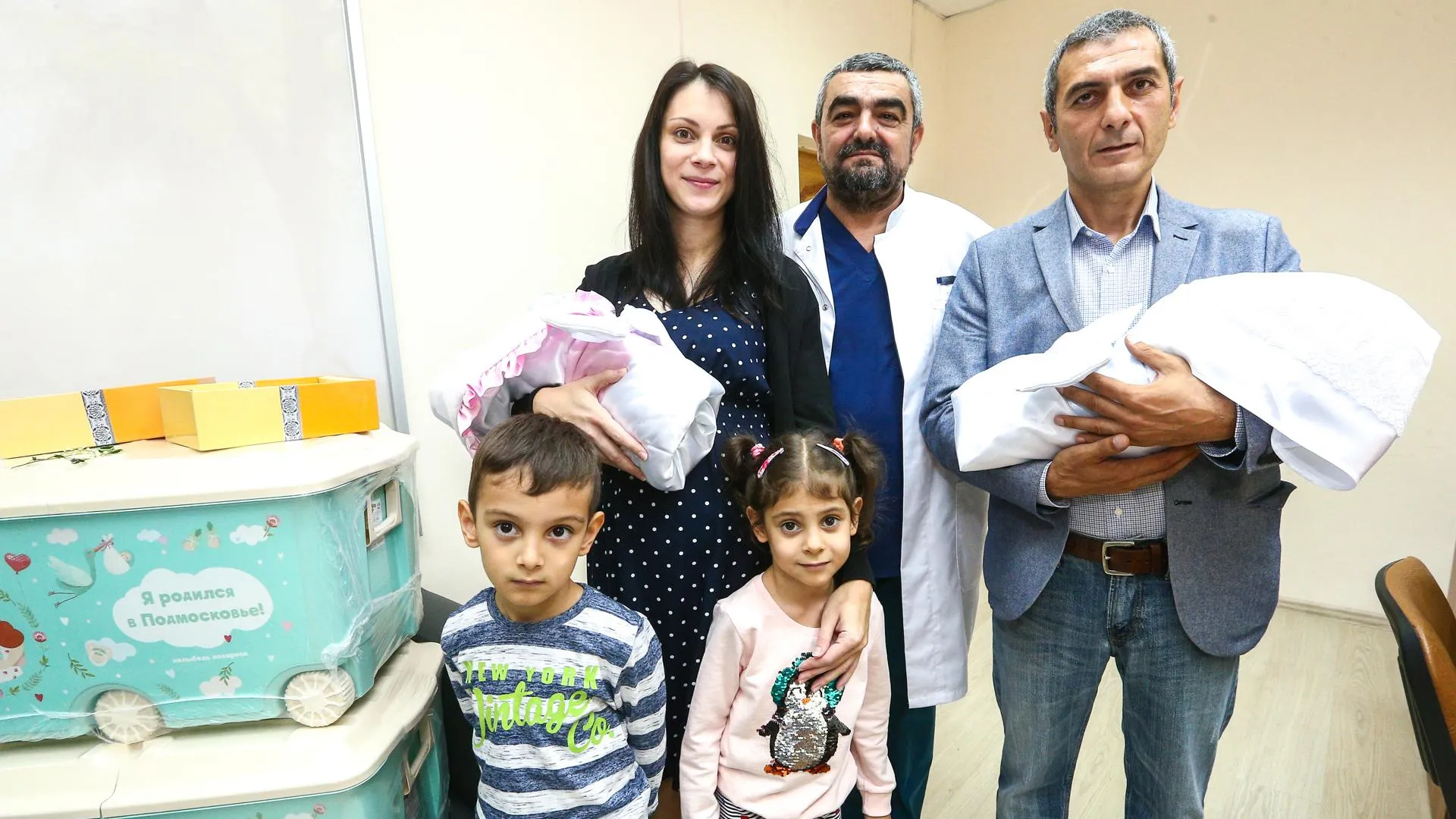 Подарочные наборы «Я родился в Подмосковье!» вручили многодетной семье в Химках