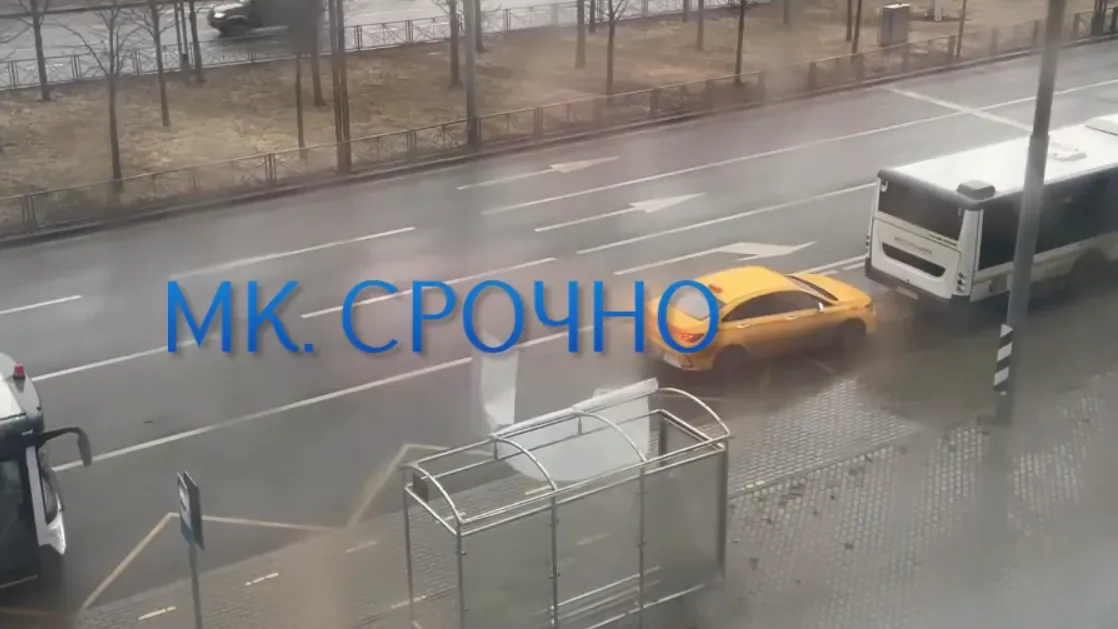 Штормовой ветер сорвал крышу автобусной остановки в Красногорске