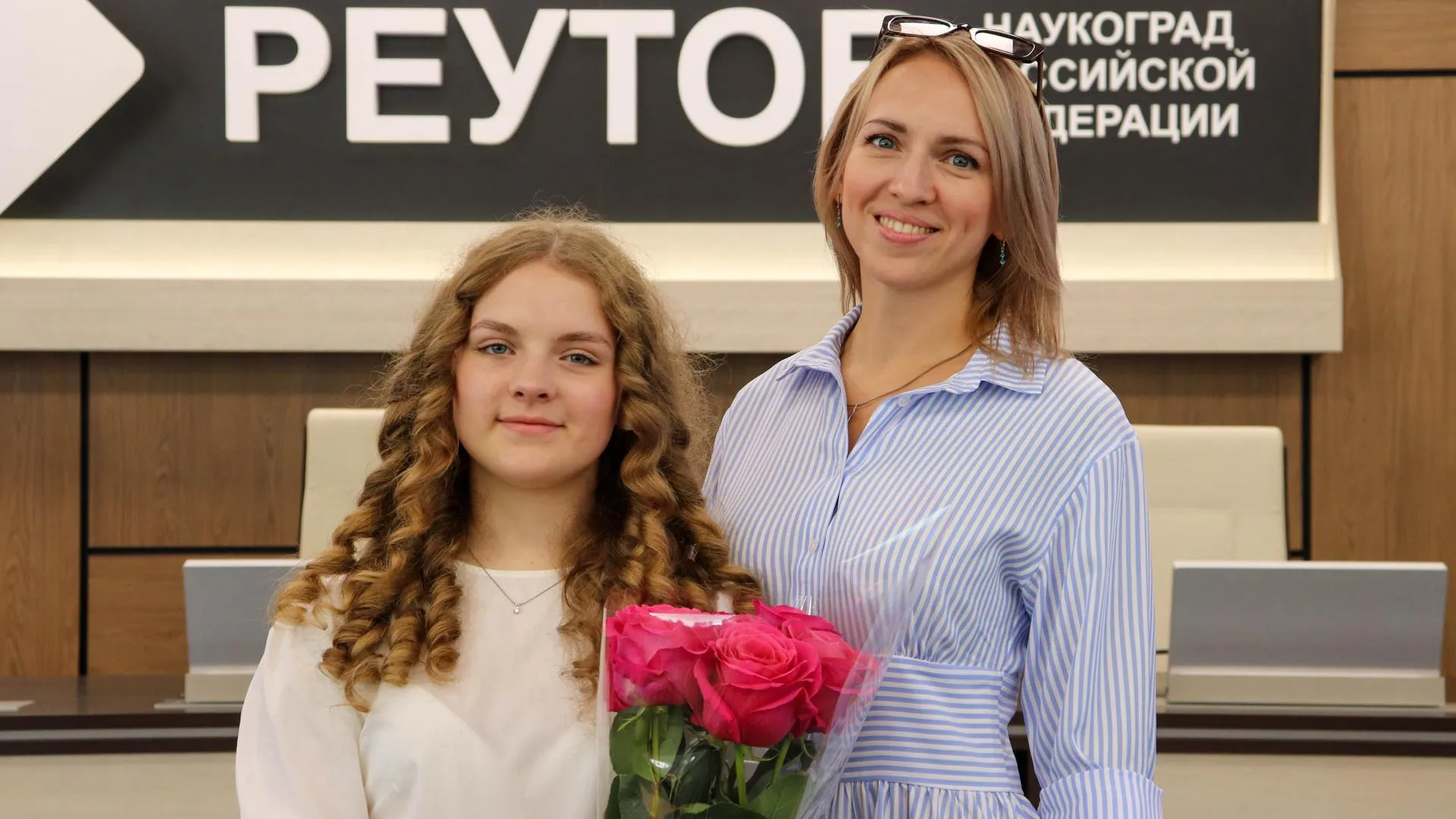 В Реутове Подмосковья 14-летним школьникам вручили паспорта