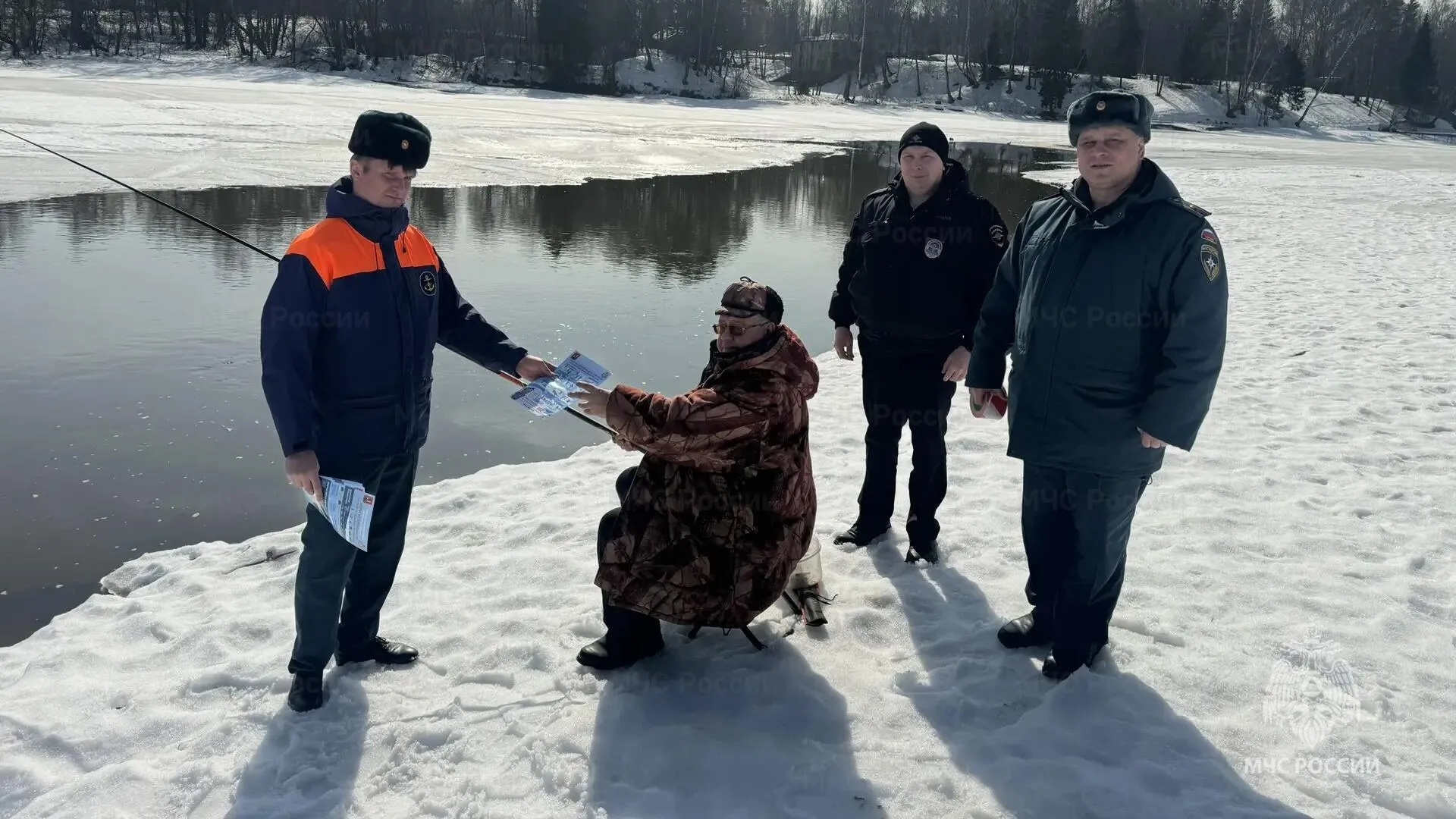 Жителей Подмосковья предупредили об опасности тонкого льда