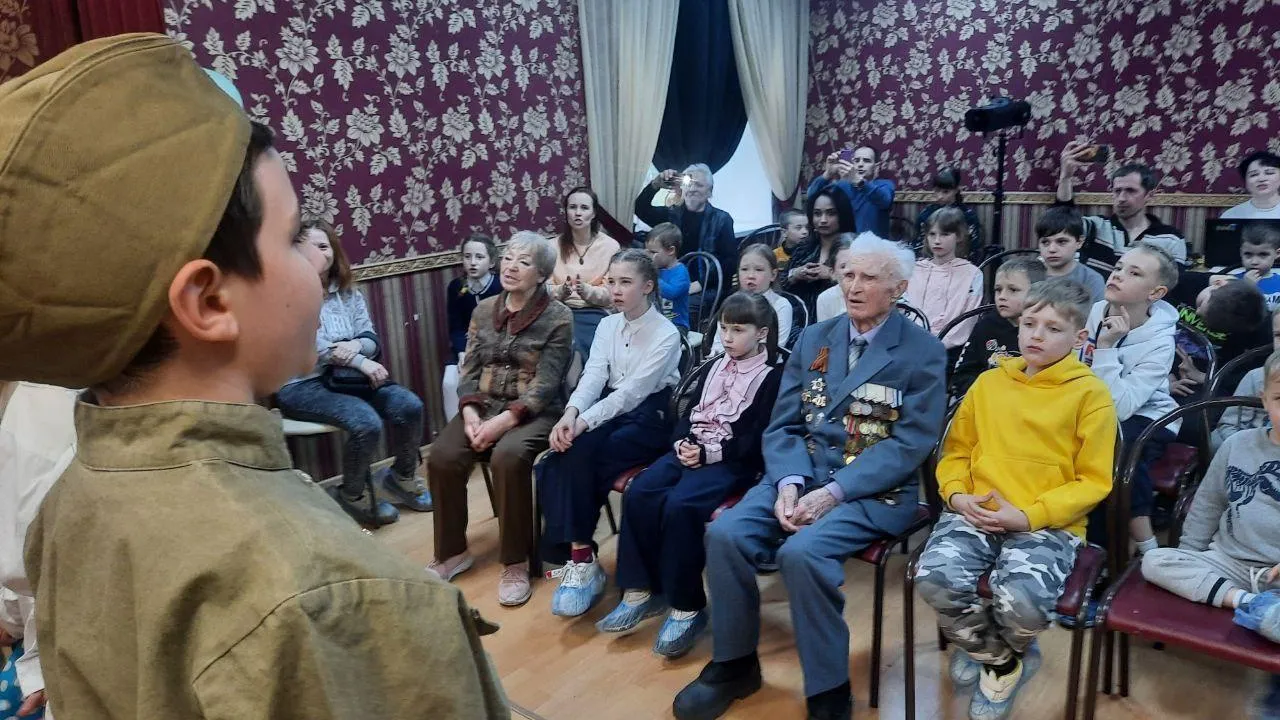 Воспитанники Семейного центра «Королевский» поздравили ветерана Юрия Демьяновича Лесника с Днем Победы
