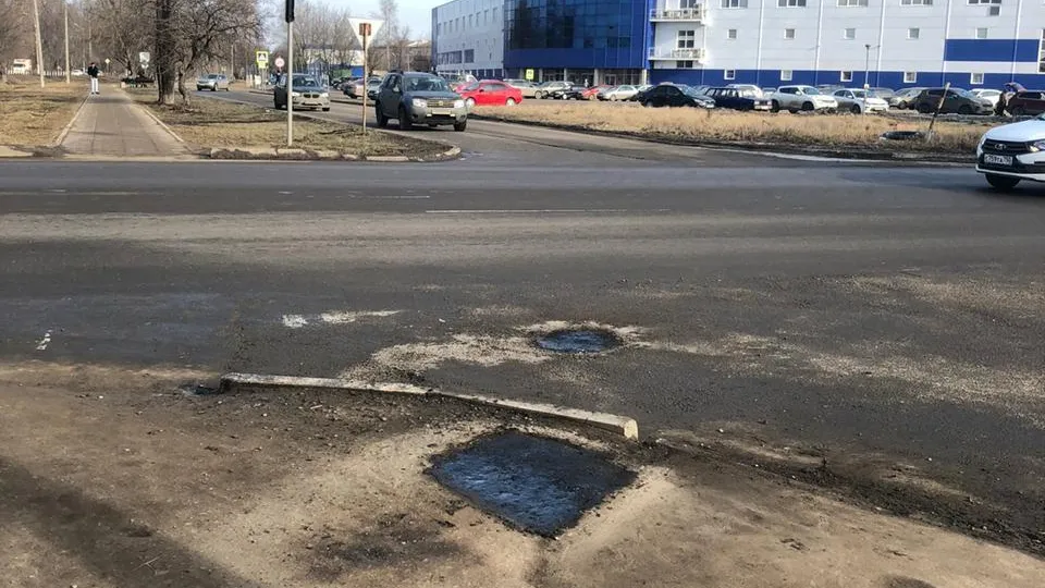 Рабочие заделали яму на тротуаре в микрорайоне Подольска