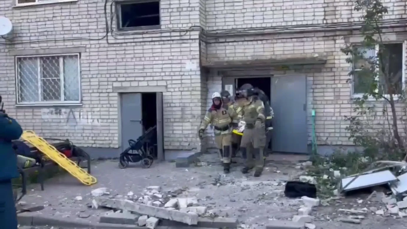 Выжившего нашли под завалами взорвавшейся многоэтажки в Черкесске