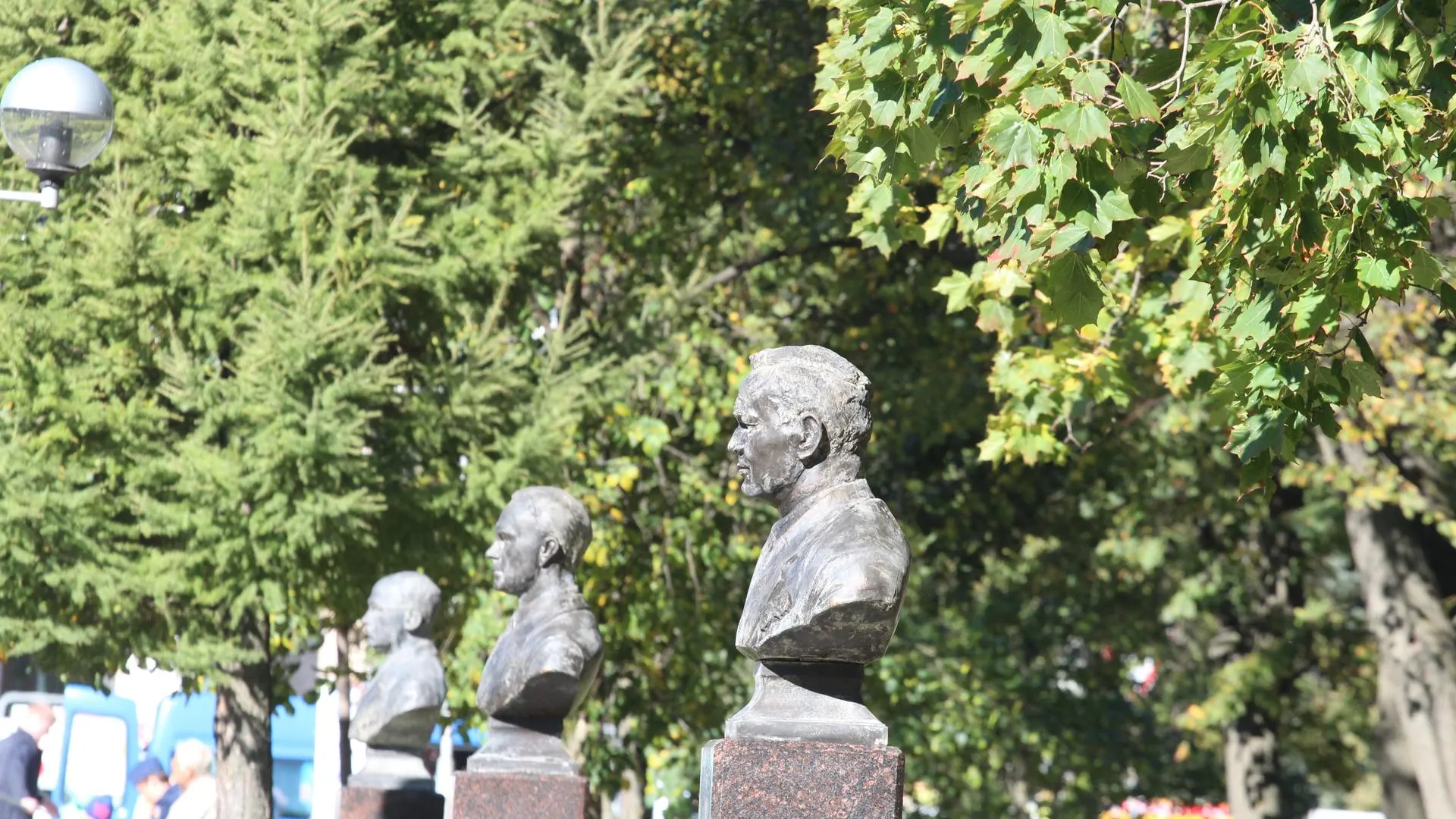 Делегация посольства Хорватии возложила цветы к бюсту авиаконструктора в Жуковском