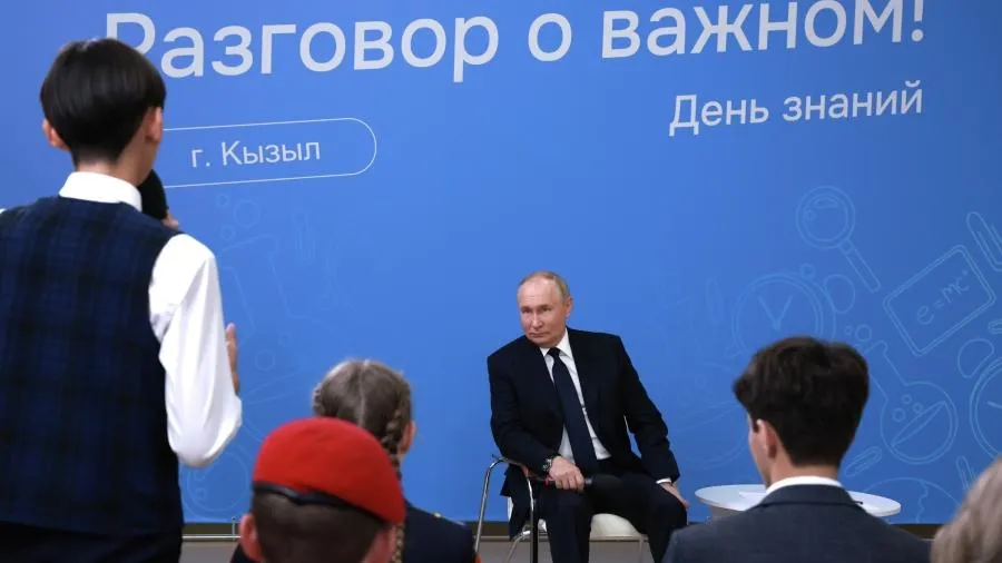 Президент Путин провел урок «Разговора о важном» для школьников в Кызыле