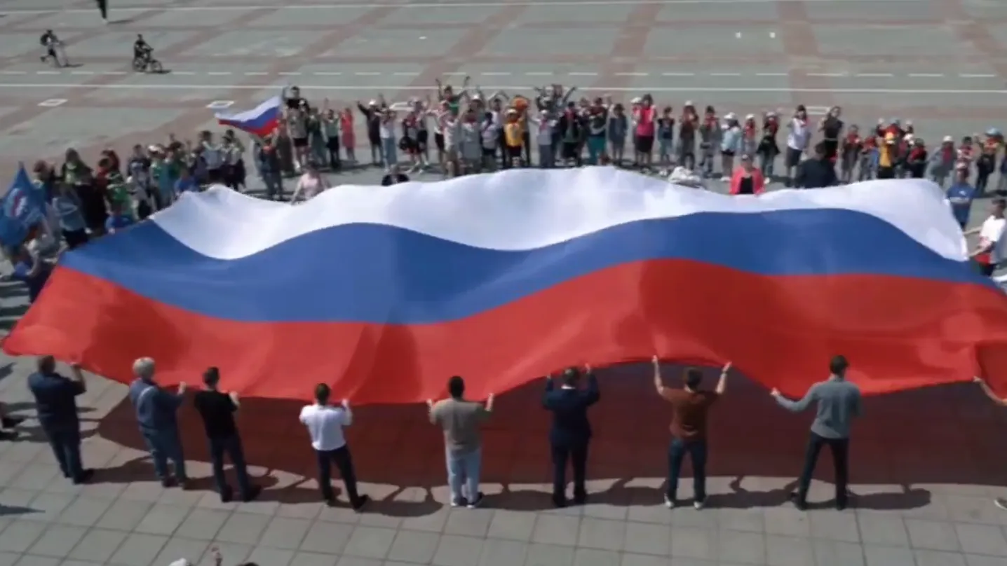 В Истре торжественно растянули триколор