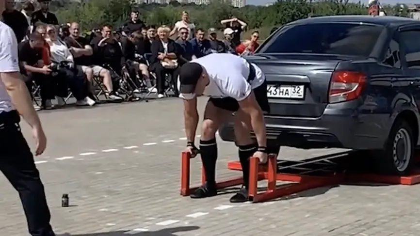 Lada чуть не проломила голову: брянец попытался поднять авто и порвал связки