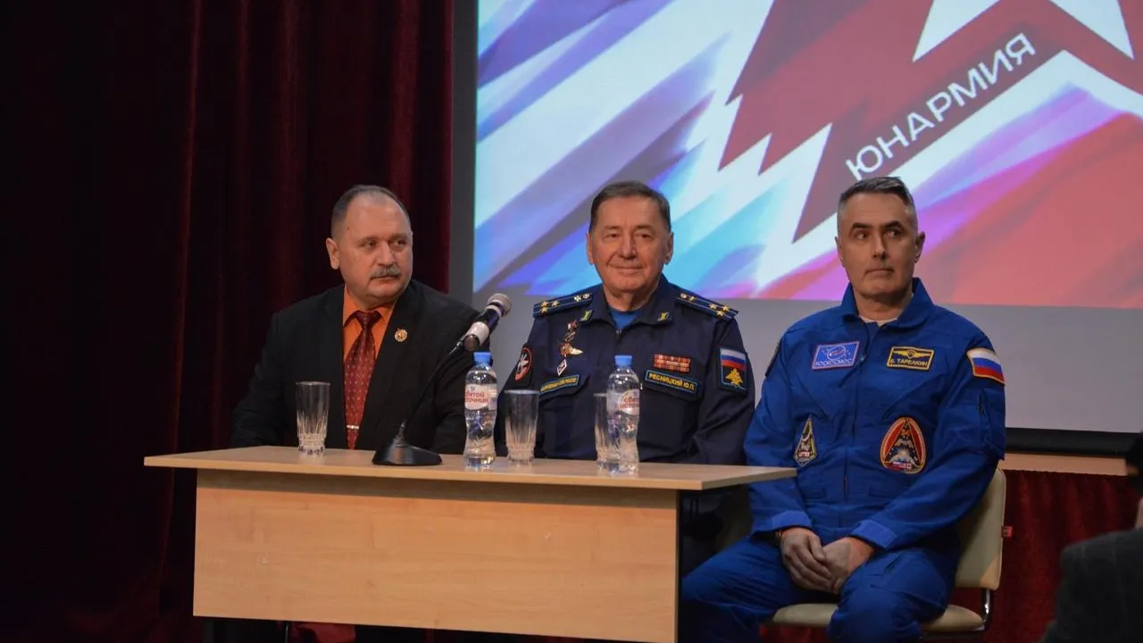 Молодежь Щелкова встретилась с космонавтом Евгением Тарелкиным