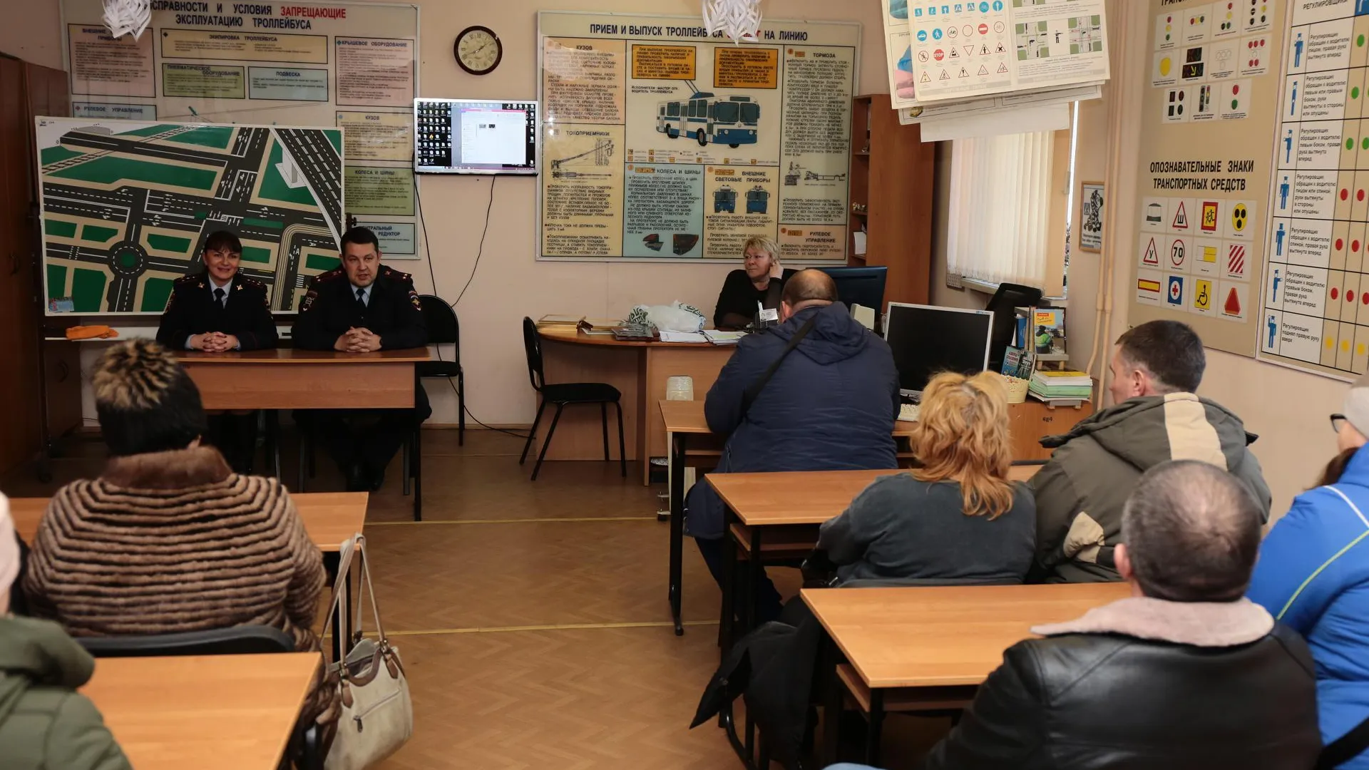 В Подольске сотрудники ГИБДД поздравили женщин‑водителей троллейбусов с Днем матери