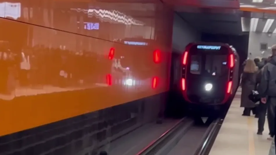 Выжил: как на БКЛ в Москве доставали упавшего на пути пассажира