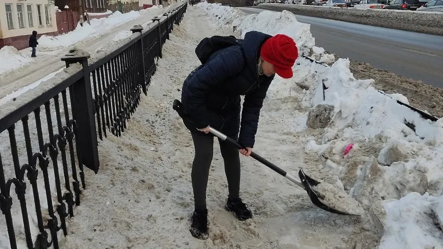 Жительница Подольска самостоятельно расчистила подходы к мосту на реке Пахре