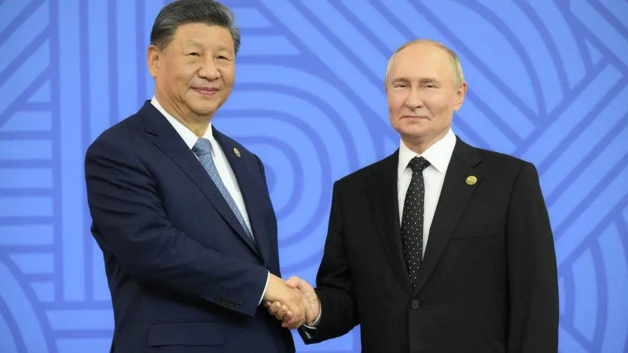 Видео: Путин и Си Цзиньпин что-то оживленно обсудили на саммите БРИКС