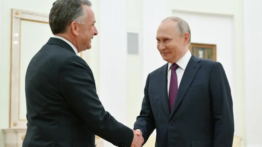 Российский рынок акций начал торги снижением после переговоров Путина и Уиткоффа