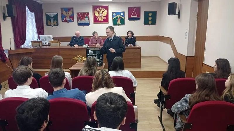 Полицейские рассказали учащимся Люберец о требованиях к сотрудникам органов внутренних дел