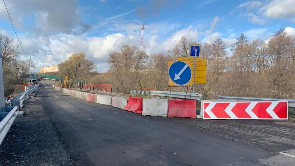 В Домодедове поменяли схему движения на мосту через реку Речицу