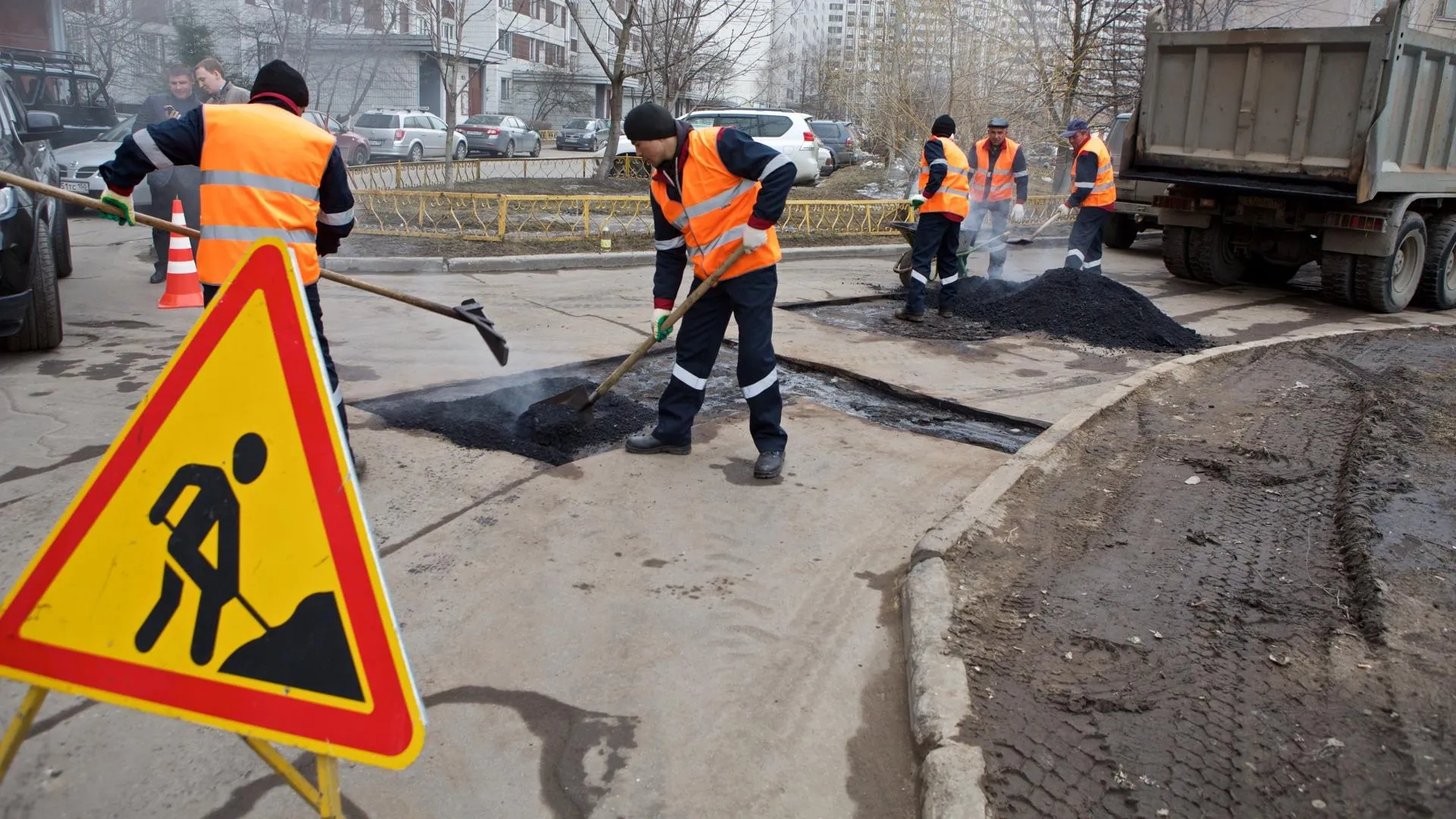 В Дзержинском планируют завершить ямочный ремонт дорог до 30 мая