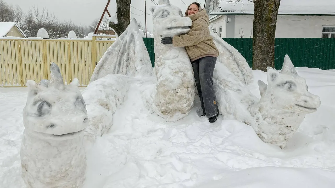 Жительница Подольска создала фигуру дракона Горыныча из снега