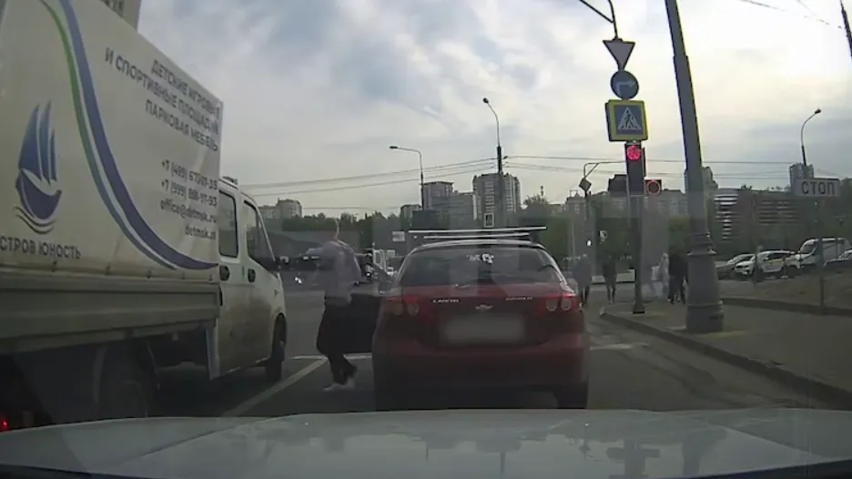 Водители устроили странную драку прямо на дороге в Москве