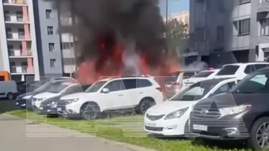 Языки пламени и черный столб дыма: видео с 8 полыхающими авто в Москве