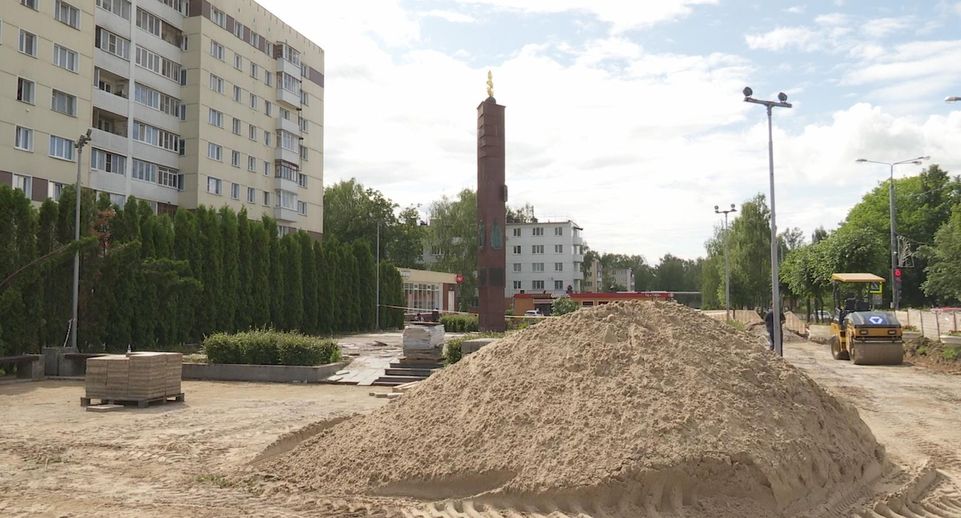 В Клину благоустраивают территорию у стелы «Город воинской доблести»
