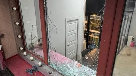 Голый мужчина устроил погром в цветочном магазине в Казани