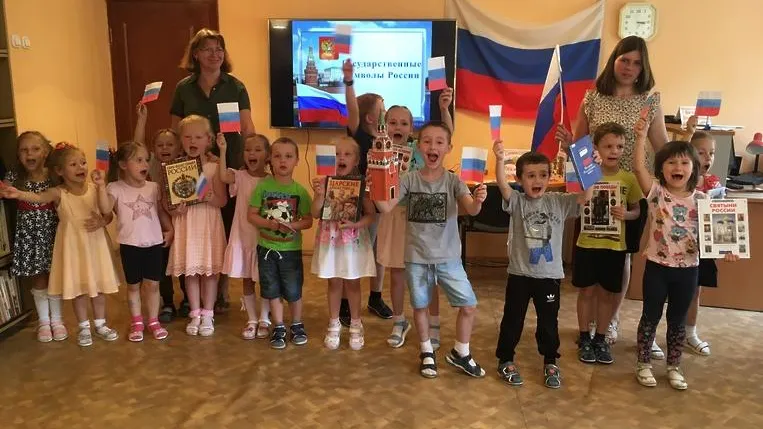 Воспитанникам детсада Подольска рассказали об истории возникновения флага РФ