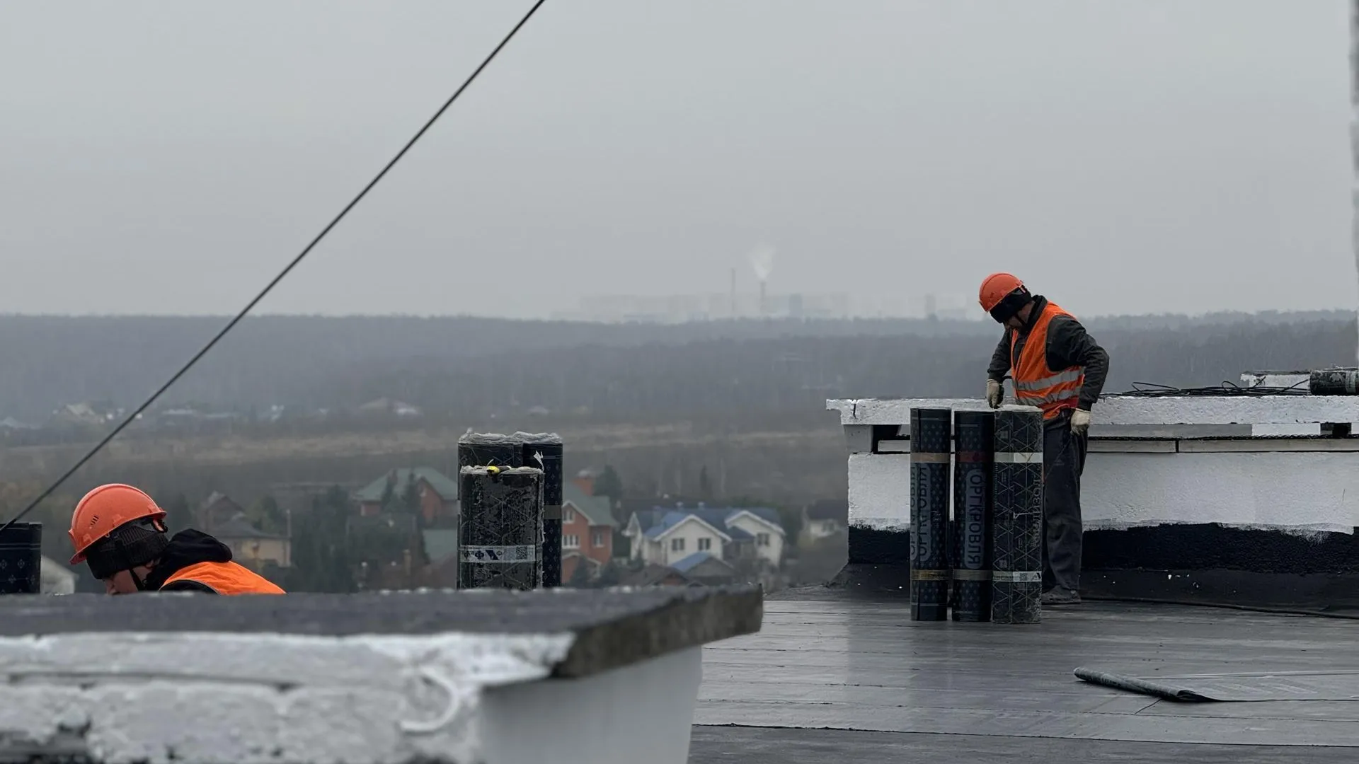 В Ленинском округе продолжается ремонт крыш
