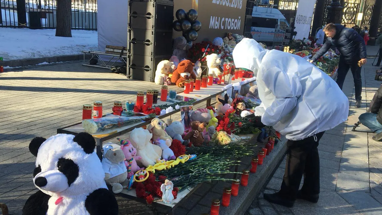 Москвичи продолжают нести цветы к мемориалу в память о жертвах трагедии в Кемерове