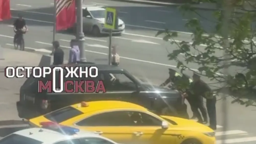 Три ДПСника пытались остановить Range Rover на Арбате, держась за капот — видео