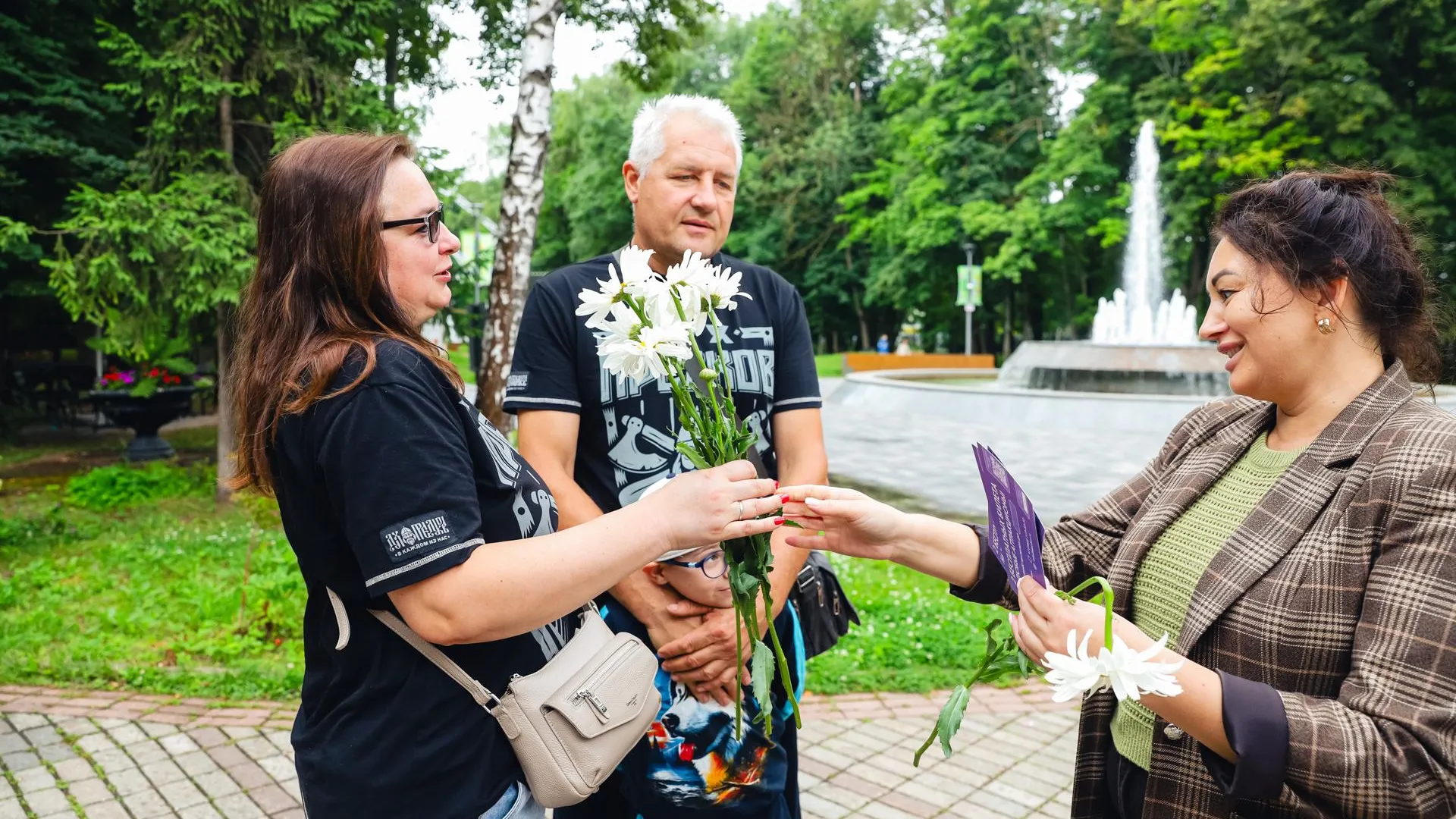 В Химках в День семьи супружеским парам вручили ромашки