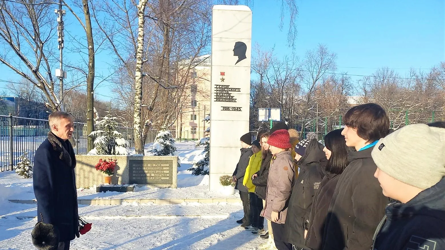 Школьники в Люберцах возложили цветы к монументам Героев Советского Союза