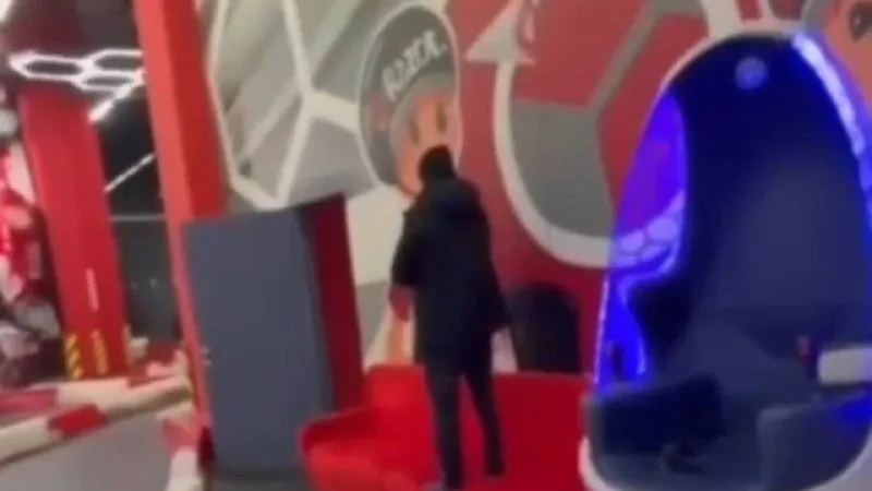 В московском ТЦ мужчина залез на диван и совершил намаз