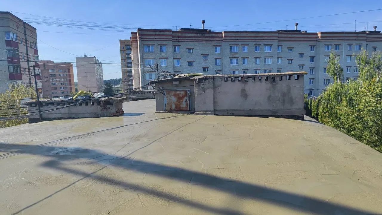 В Солнечногорске продолжается капремонт кровли дома № 9 по улице Вертлинская