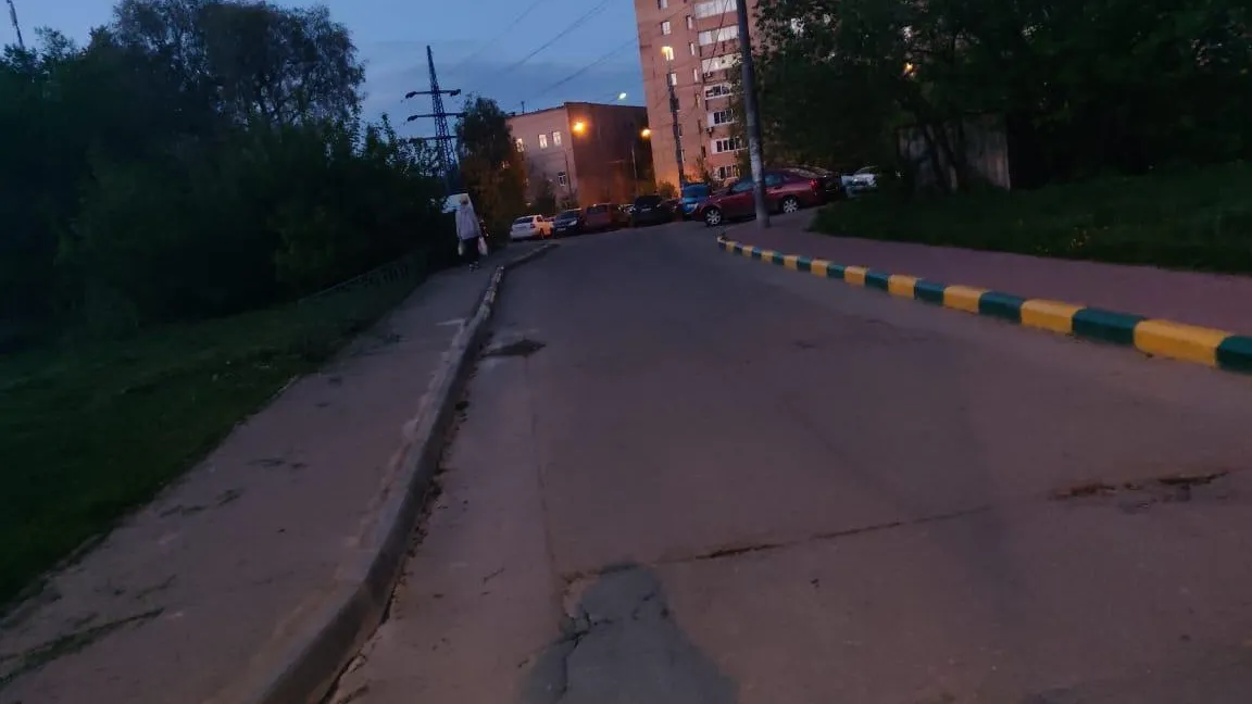 Бортовой камень отремонтировали на тротуаре по Молодежной улице Подольска
