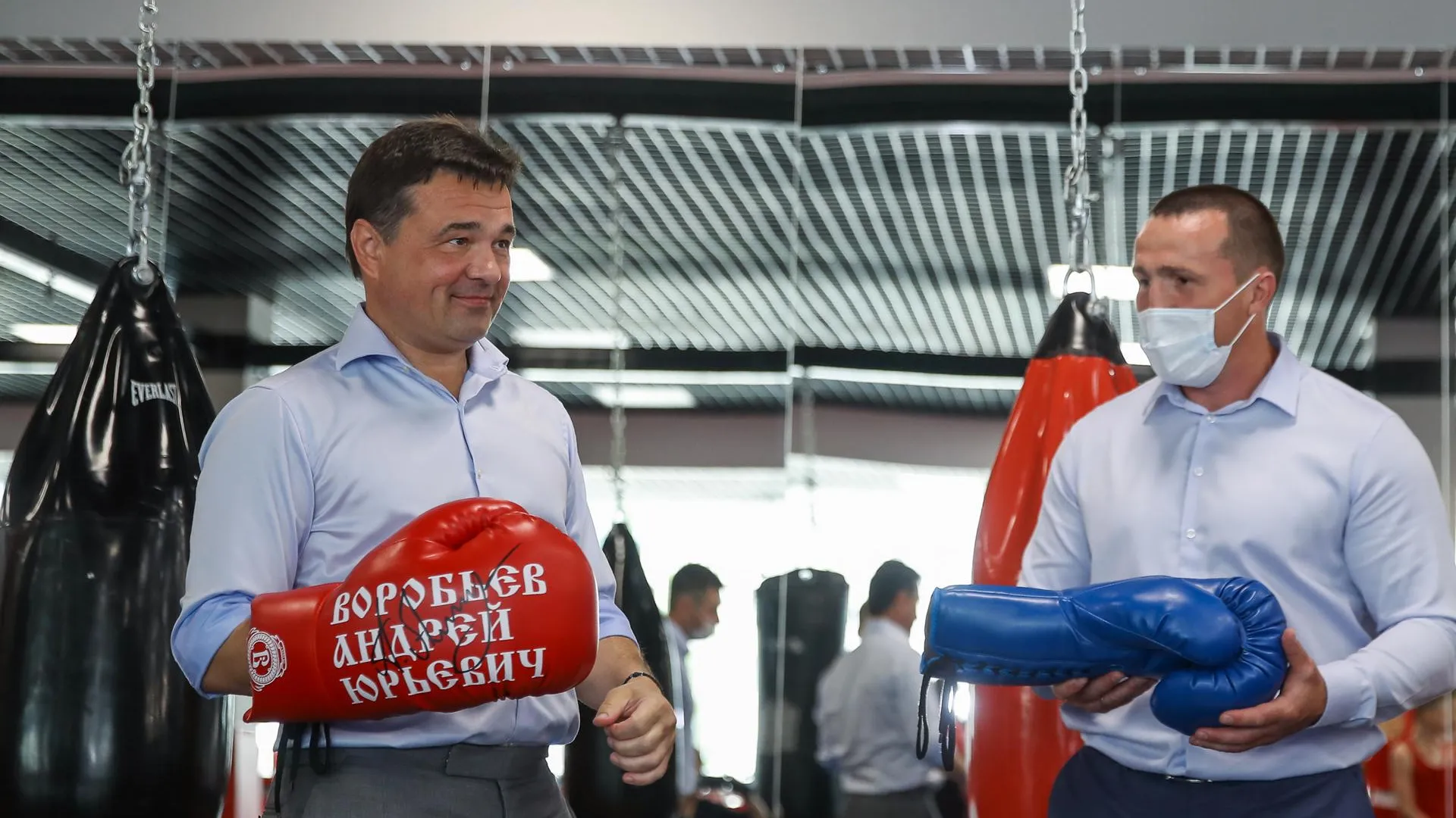 Воробьев подарил спортинвентарь воспитанникам школы бокса в Чехове