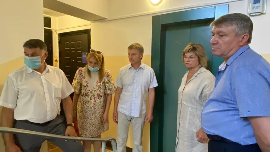 Депутат Мособлдумы проверил ремонт подъезда в Котельниках