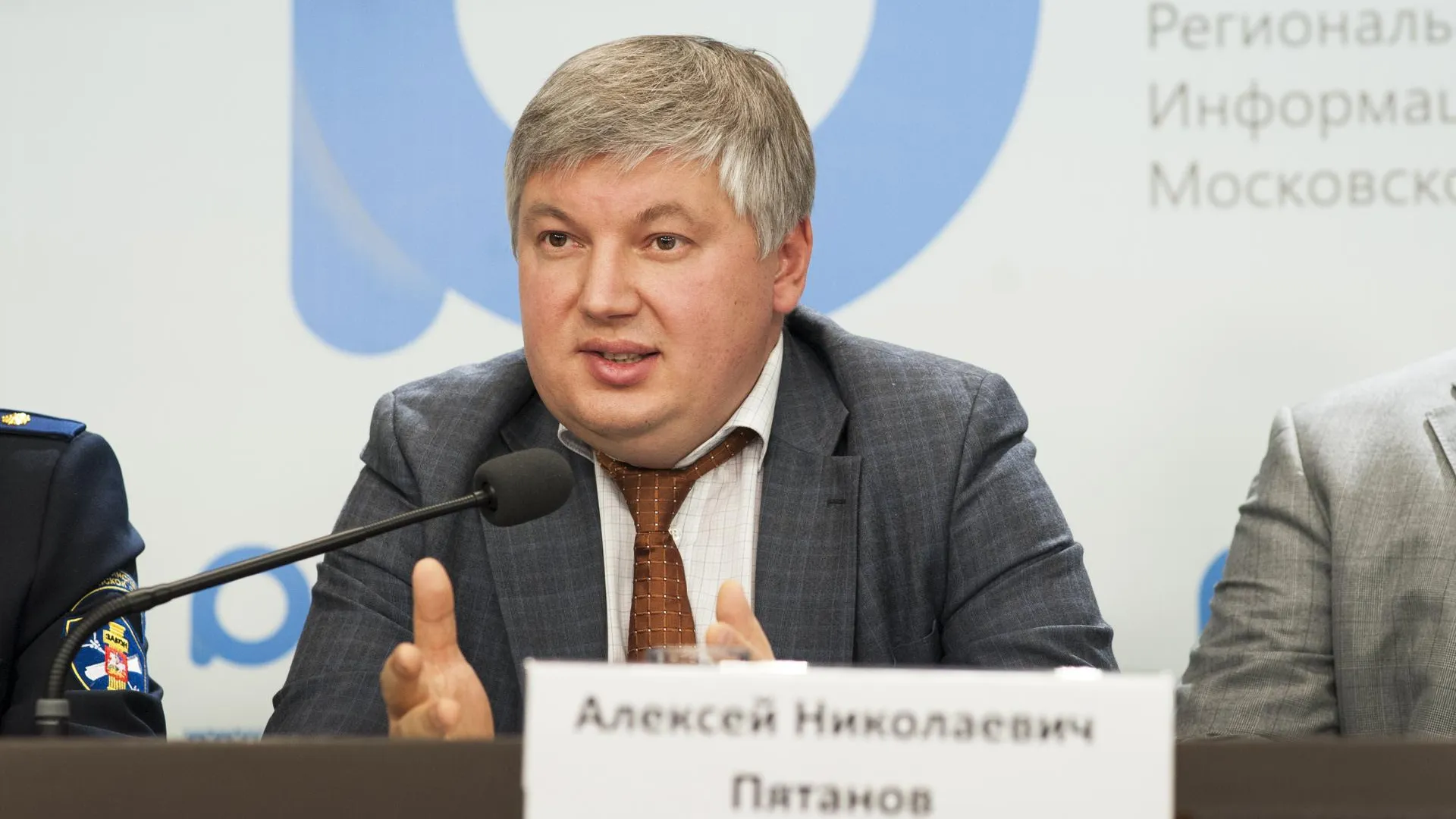 Представители министерства ЖКХ Подмосковья убрали мусор на аллее Скочинского в Люберцах