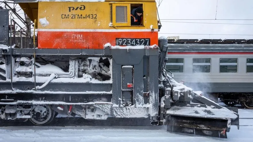 На МЖД продолжается круглосуточная уборка снега