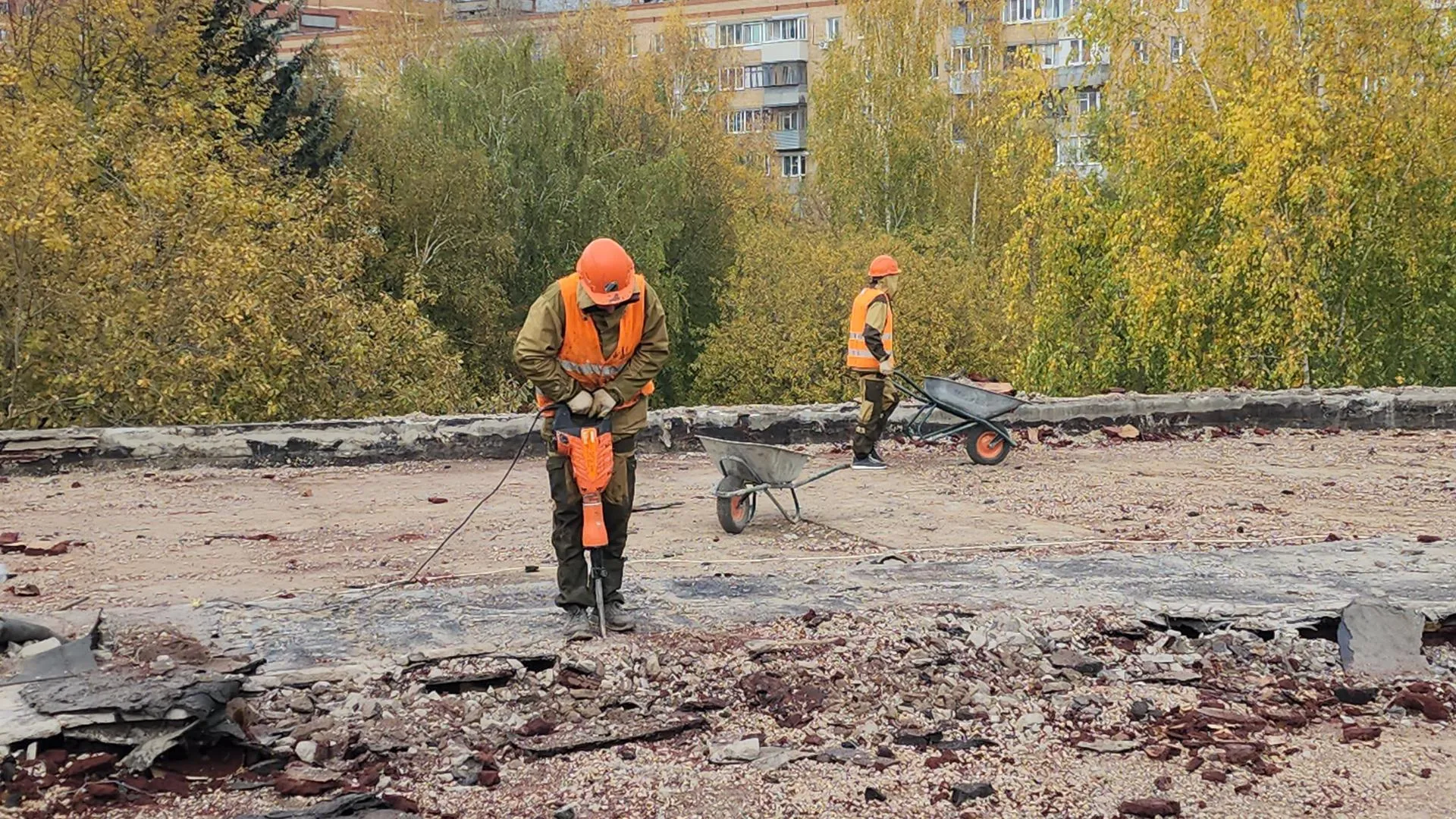 В школе № 10 Серпухова завершают демонтаж старой кровли