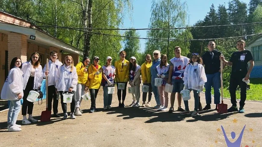 Волонтеры помогли подготовить детский лагерь «Ромашка» Подольска к первой смене
