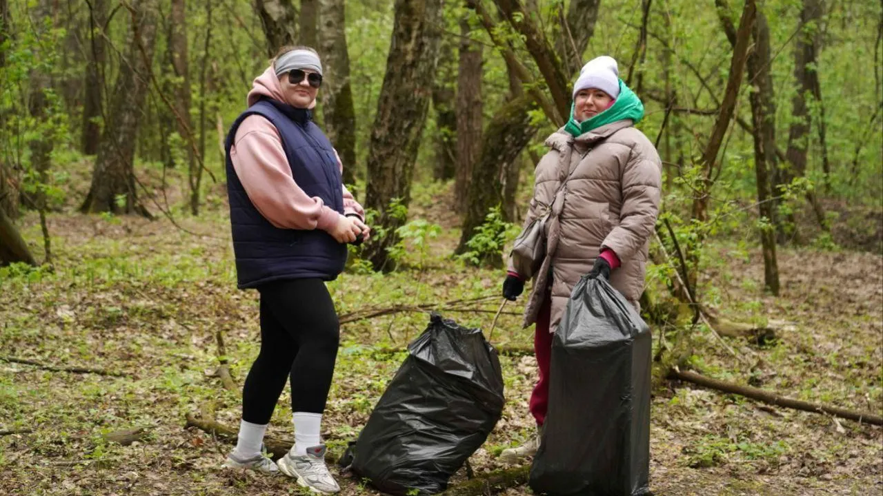 В Котельниках прошел общегородской субботник в Кузьминском лесопарке