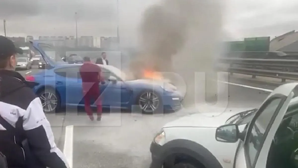 Автомобиль Porsche вспыхнул после ДТП в Подмосковье. ВИДЕО