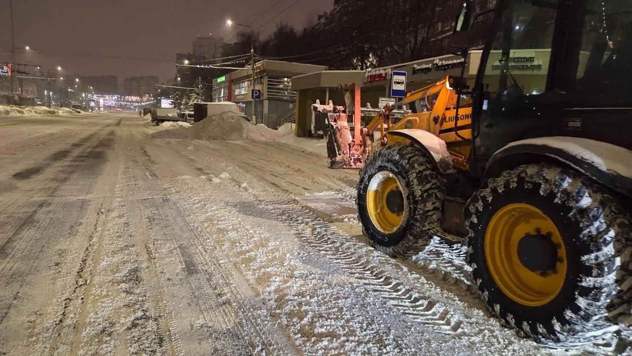 Коммунальные службы Химок вывезли снег с улиц и мостов в ночь на 28 января